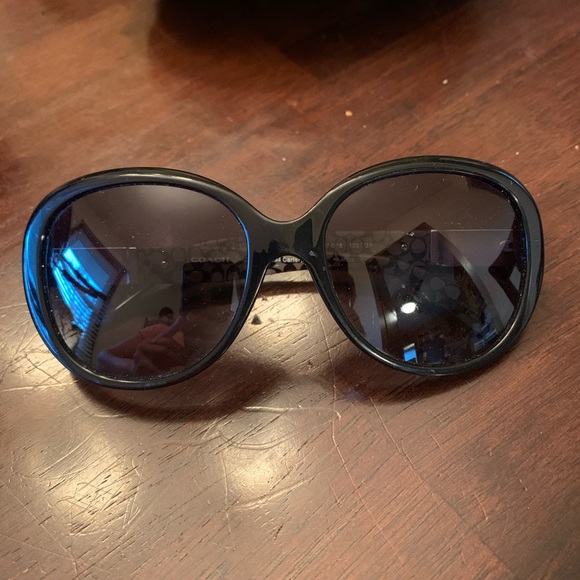 Coach sunglasses with coach case and wipe - Picture 2 of 5